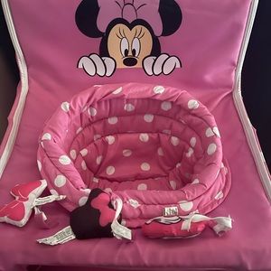 Minnie Mouse sit in play